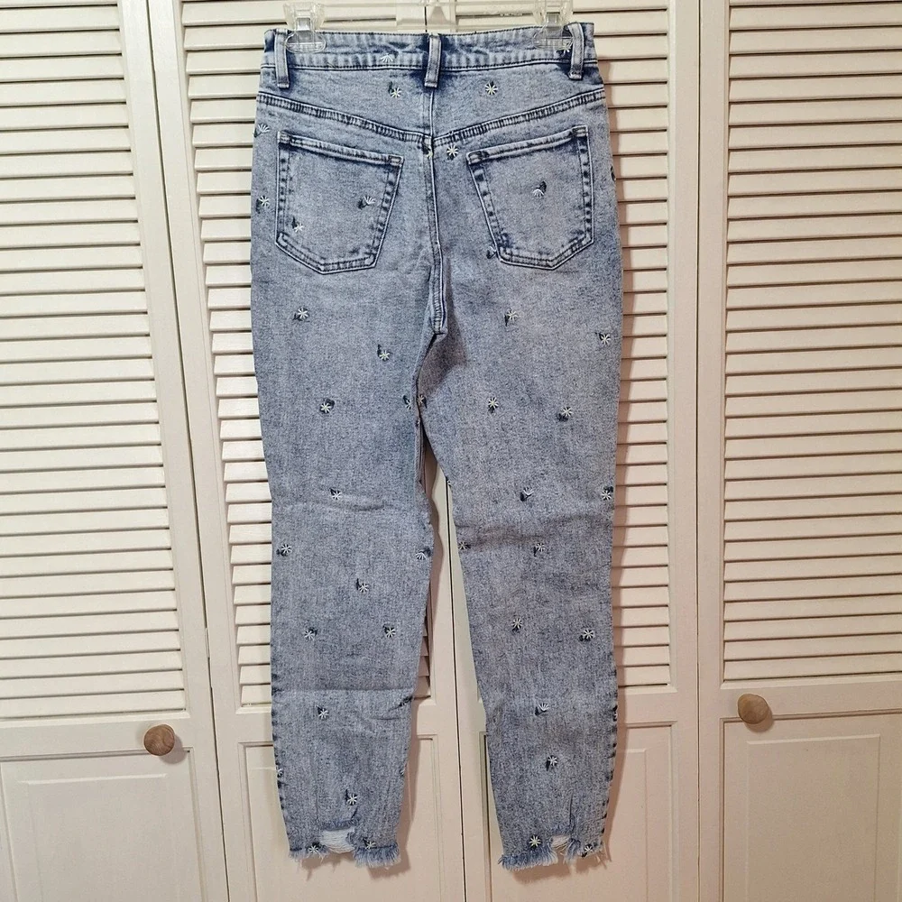 Material Girl Light Acid Wash Distressed Daisy Embroidered High Rise Jeans Sz S